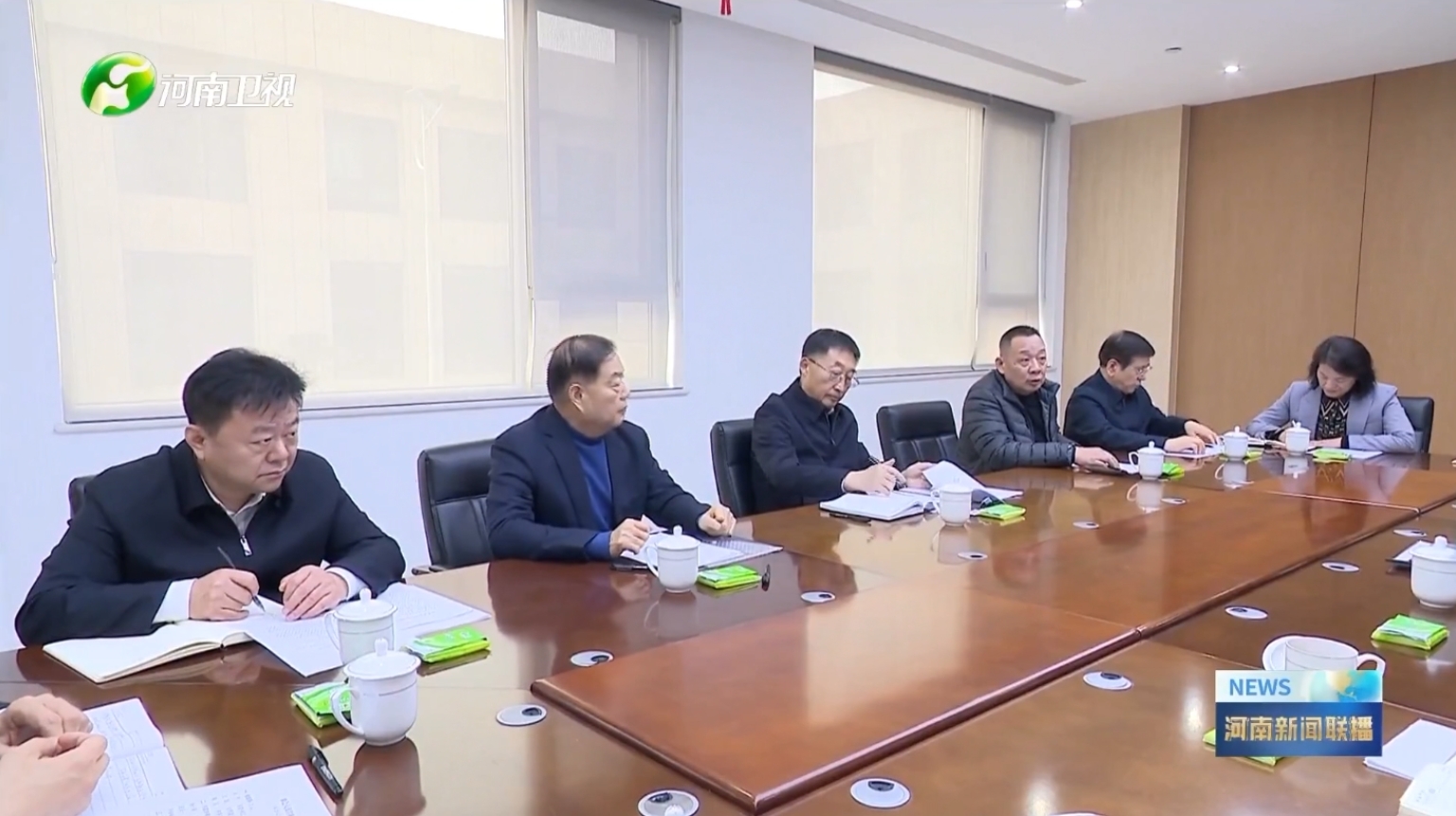 河南衛(wèi)視新聞聯(lián)播報(bào)道森源集團(tuán)黨委書(shū)記、創(chuàng)始人楚金甫參加省委書(shū)記劉寧在許昌召開(kāi)的民營(yíng)企業(yè)座談會(huì)